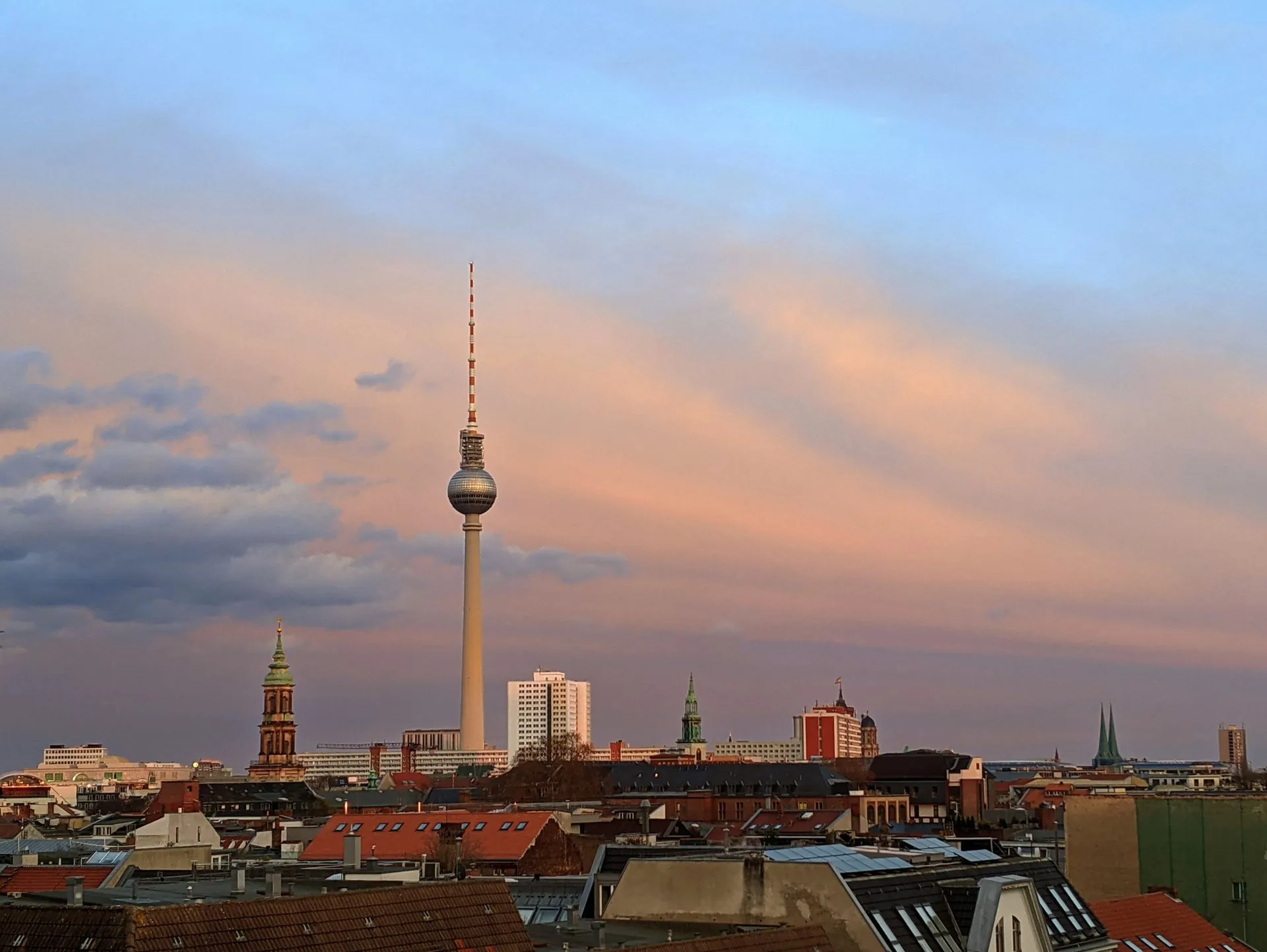Blick über Berlin am Morgen mit Fernsehturm