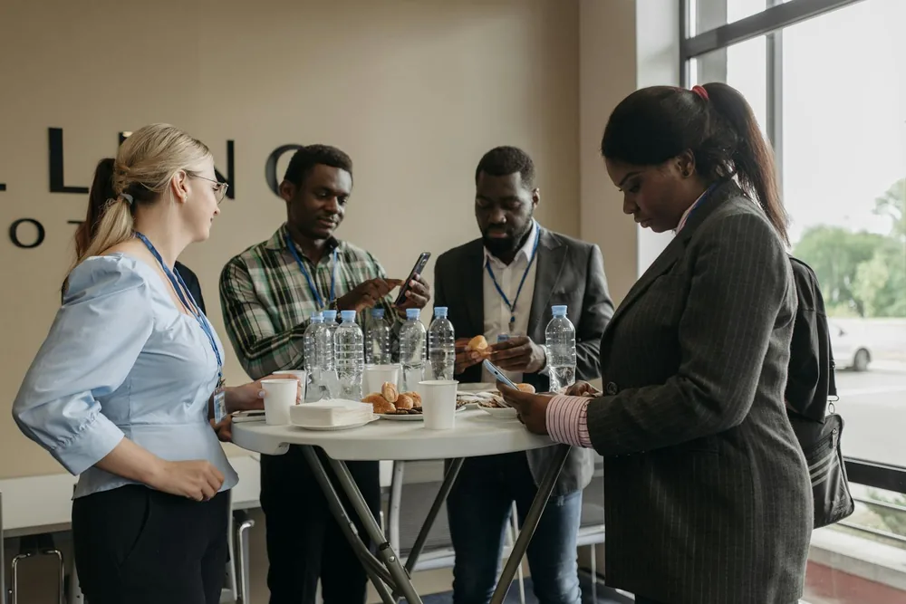 Unternehmer im Austausch beim Networking